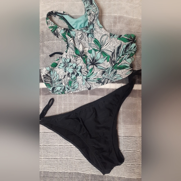 Bikini - Picture 2 of 3